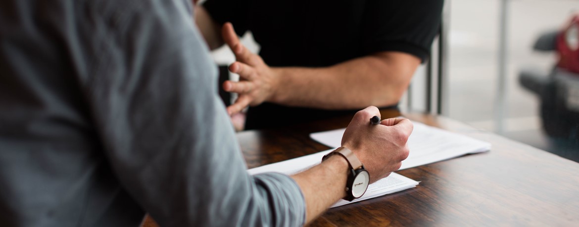 Plads ved begge sider af bordet